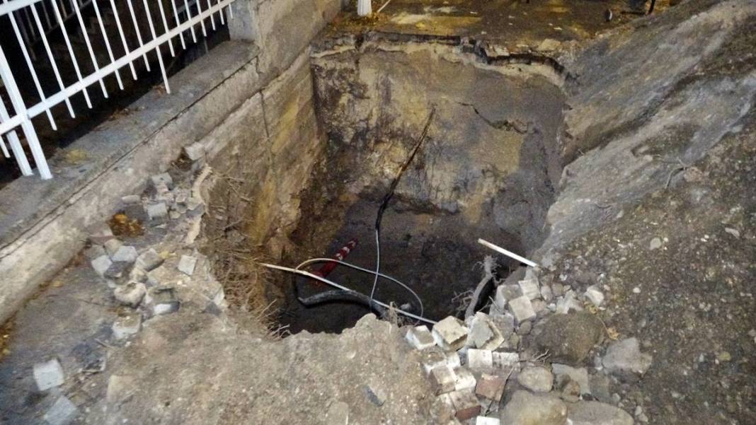 Görevli gibi giyinip sokağı kazdılar: Çıkanlar hayrete düşürdü! Borulara zarar verince gerçek ortaya çıktı 3